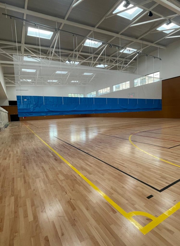 Cortinas automáticas para polideportivos en PVC